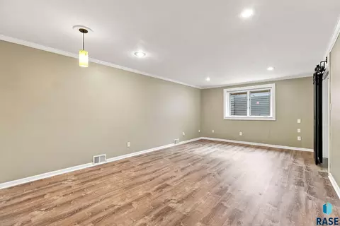 Living - 917 E Heatherwood Dr, Brandon, SD 57005 photo 7 of 8