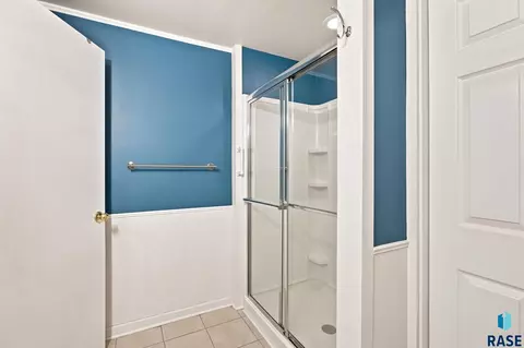 Bath - 917 E Heatherwood Dr, Brandon, SD 57005 photo 4 of 4