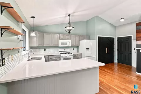 Kitchen - 917 E Heatherwood Dr, Brandon, SD 57005 photo 2 of 2