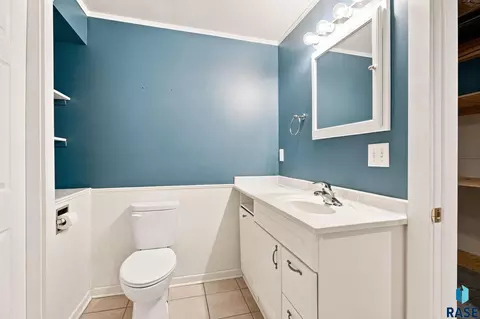 Bath - 917 E Heatherwood Dr, Brandon, SD 57005 photo 3 of 4