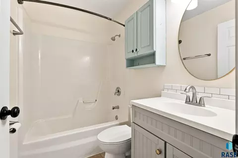 Bath - 917 E Heatherwood Dr, Brandon, SD 57005 photo 1 of 4