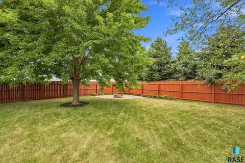 Exterior - 917 E Heatherwood Dr, Brandon, SD 57005 photo 4 of 7