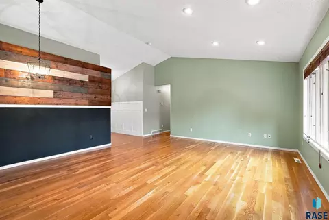 Living - 917 E Heatherwood Dr, Brandon, SD 57005 photo 3 of 8