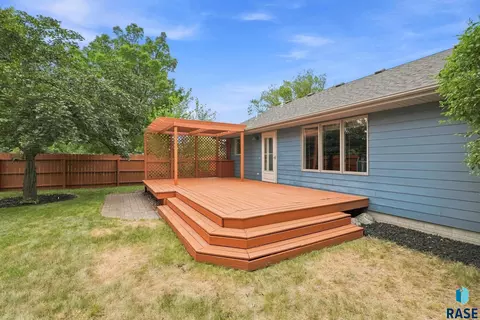 Exterior - 917 E Heatherwood Dr, Brandon, SD 57005 photo 3 of 7