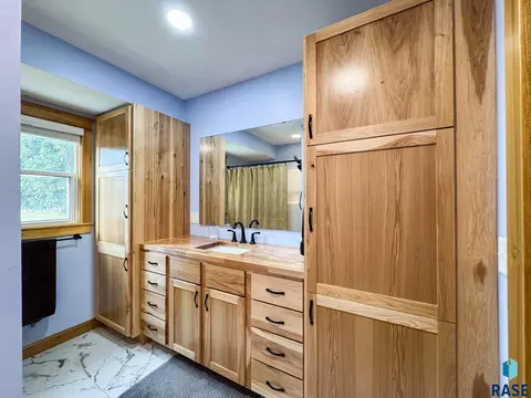 Bath - 45841 275th St, Parker, SD 57053 photo 1 of 3