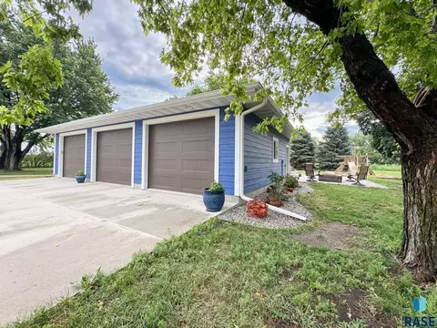 Exterior - 45841 275th St, Parker, SD 57053 photo 3 of 9
