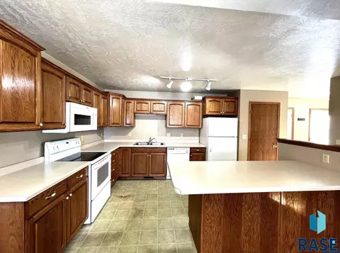 Kitchen - 3100 E Bragstad Dr, Sioux Falls, SD 57103 photo 3 of 3