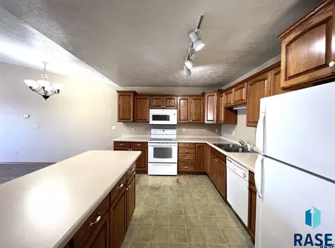 Kitchen - 3100 E Bragstad Dr, Sioux Falls, SD 57103 photo 2 of 3