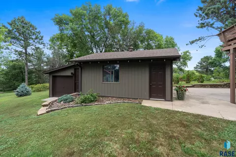 Exterior - 6908 E Pine Lake Dr, Sioux Falls, SD 57110 photo 23 of 28