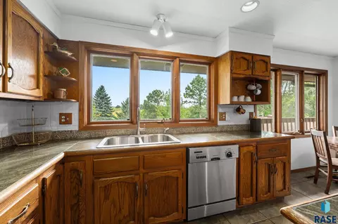 Kitchen - 6908 E Pine Lake Dr, Sioux Falls, SD 57110 photo 4 of 7