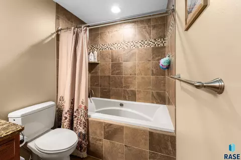 Bath - 6908 E Pine Lake Dr, Sioux Falls, SD 57110 photo 4 of 6