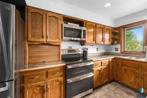 Kitchen - 6908 E Pine Lake Dr, Sioux Falls, SD 57110 photo 3 of 7