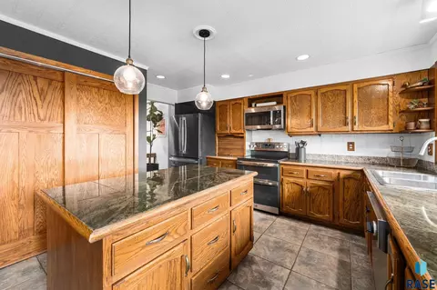 Kitchen - 6908 E Pine Lake Dr, Sioux Falls, SD 57110 photo 6 of 7