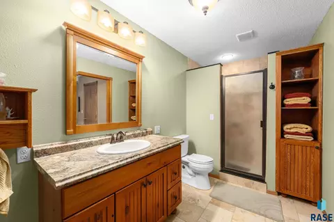 Bath - 27302 Atkins Pl, Tea, SD 57064 photo 2 of 4