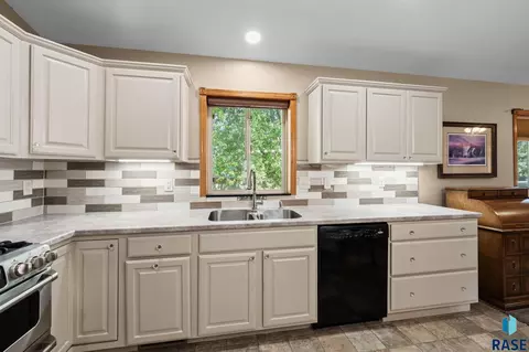 Kitchen - 27302 Atkins Pl, Tea, SD 57064 photo 3 of 4