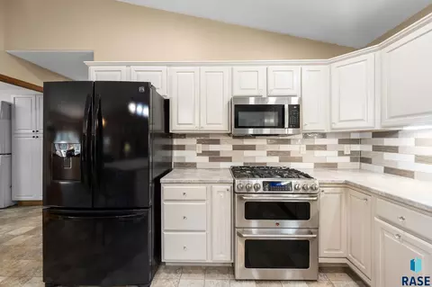 Kitchen - 27302 Atkins Pl, Tea, SD 57064 photo 2 of 4