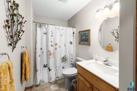 Bath - 27302 Atkins Pl, Tea, SD 57064 photo 3 of 4