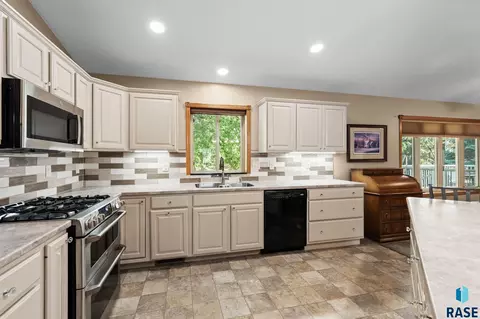 Kitchen - 27302 Atkins Pl, Tea, SD 57064 photo 4 of 4