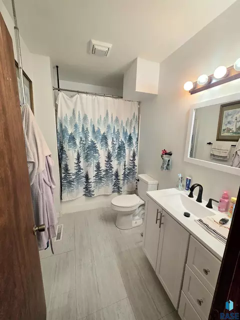 Bath - 1428 E 5th St, Sioux Falls, SD 57103 photo 1 of 1