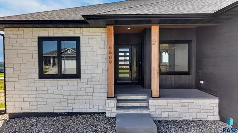 Exterior - 6509 E Fieldview St, Sioux Falls, SD 57110 photo 3 of 4
