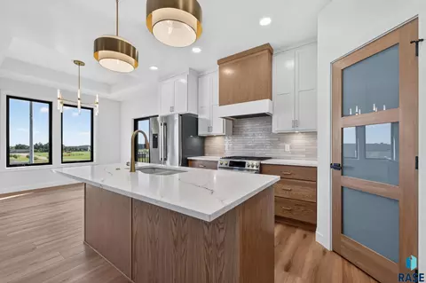 Kitchen - 6509 E Fieldview St, Sioux Falls, SD 57110 photo 2 of 7