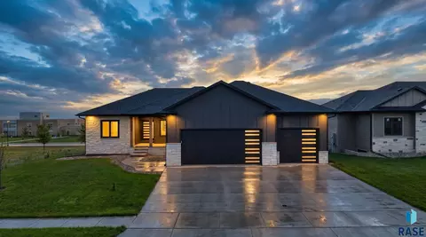 Exterior - 6509 E Fieldview St, Sioux Falls, SD 57110 photo 2 of 4