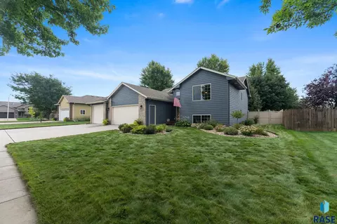 Exterior - 2105 E 62nd St, Sioux Falls, SD 57108 photo 2 of 10