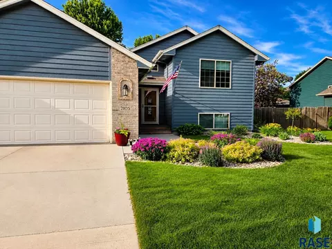 Exterior - 2105 E 62nd St, Sioux Falls, SD 57108 photo 8 of 10