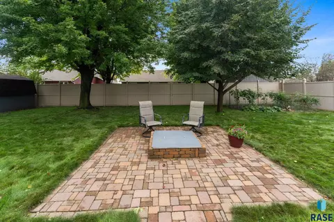 Exterior - 2105 E 62nd St, Sioux Falls, SD 57108 photo 4 of 10
