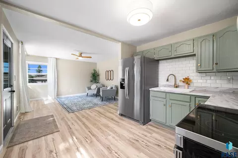 Kitchen - 3100 E 17th St, Sioux Falls, SD 57103 photo 4 of 4