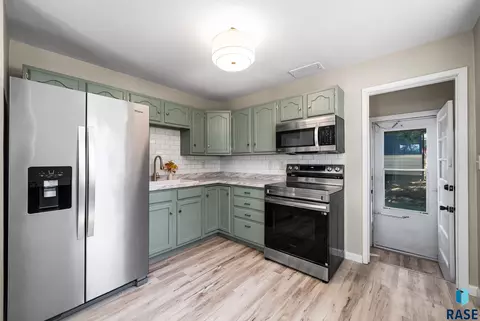 Kitchen - 3100 E 17th St, Sioux Falls, SD 57103 photo 3 of 4