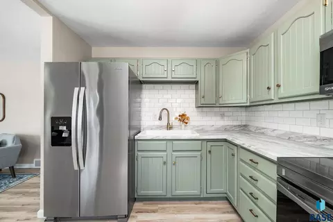 Kitchen - 3100 E 17th St, Sioux Falls, SD 57103 photo 2 of 4