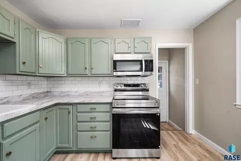 Kitchen - 3100 E 17th St, Sioux Falls, SD 57103 photo 1 of 4