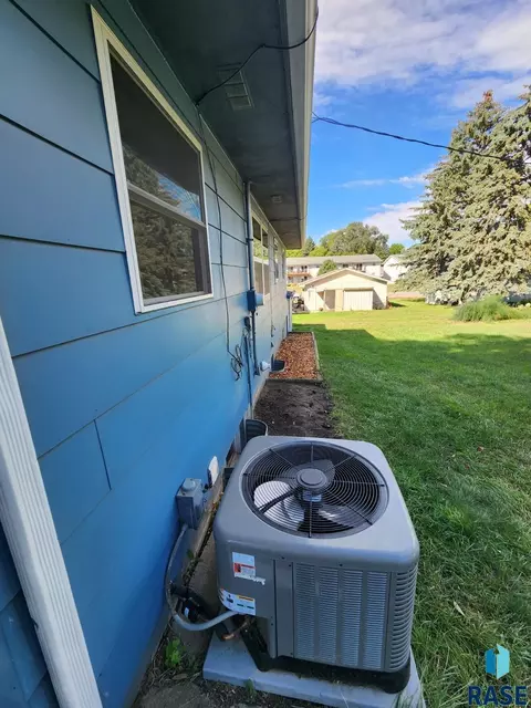 Exterior - 706 E 10th St, Dell Rapids, SD 57022 photo 9 of 10