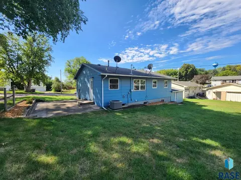 Exterior - 706 E 10th St, Dell Rapids, SD 57022 photo 4 of 10