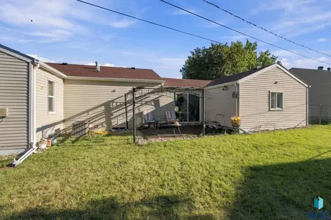 Exterior - 2111 E 11th St, Sioux Falls, SD 57103 photo 2 of 4
