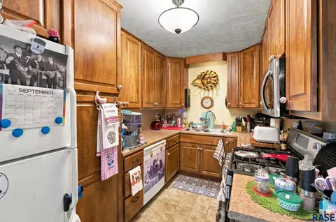 Kitchen - 2111 E 11th St, Sioux Falls, SD 57103 photo 2 of 3