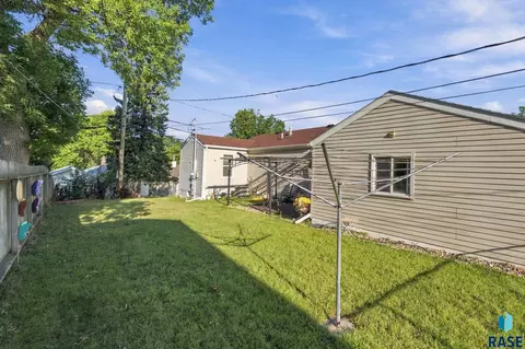 Exterior - 2111 E 11th St, Sioux Falls, SD 57103 photo 3 of 4