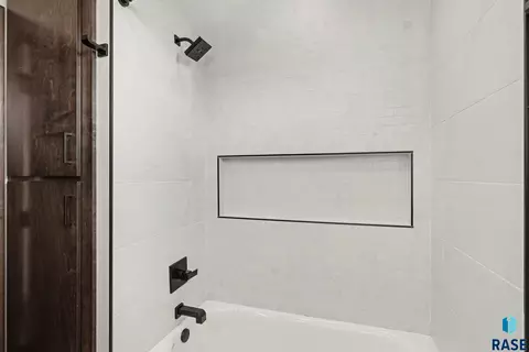 Bath - 6701 E Spitfire Cir, Sioux Falls, SD 57110 photo 2 of 5