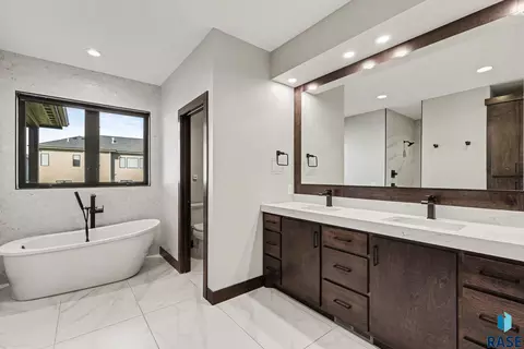 Bath - 6701 E Spitfire Cir, Sioux Falls, SD 57110 photo 3 of 5