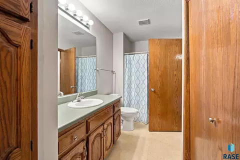 Bath - 1400 E Northstar Ln, Sioux Falls, SD 57108 photo 1 of 2