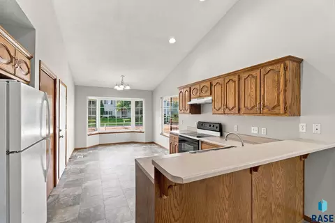 Kitchen - 1400 E Northstar Ln, Sioux Falls, SD 57108 photo 2 of 3
