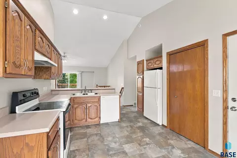 Kitchen - 1400 E Northstar Ln, Sioux Falls, SD 57108 photo 3 of 3