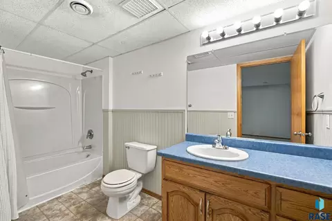 Bath - 1400 E Northstar Ln, Sioux Falls, SD 57108 photo 2 of 2