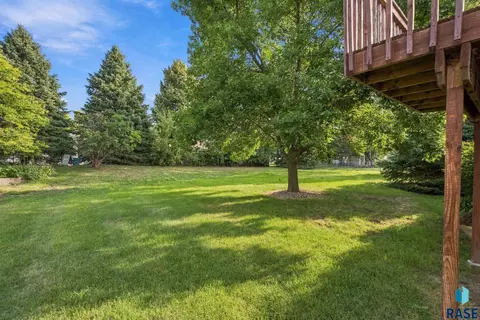 Exterior - 1400 E Northstar Ln, Sioux Falls, SD 57108 photo 3 of 4