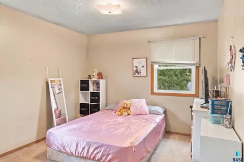 Bedroom - 2100 E Madison St, Sioux Falls, SD 57103 photo 2 of 4