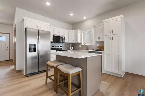 9208 W Counsel St, Sioux Falls, SD 57106