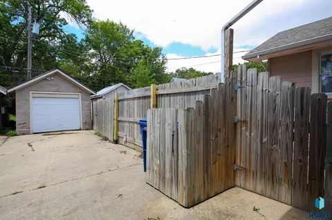 Exterior - 1311 S Summit Ave, Sioux Falls, SD 57105 photo 6 of 6