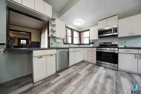 Kitchen - 1311 S Summit Ave, Sioux Falls, SD 57105 photo 1 of 2
