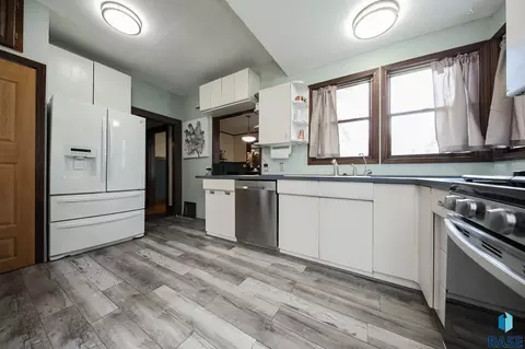 Kitchen - 1311 S Summit Ave, Sioux Falls, SD 57105 photo 2 of 2